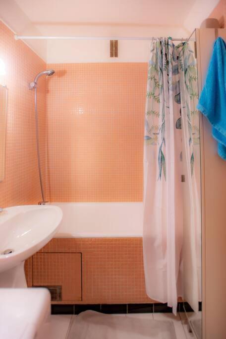 Studio With Balcony Париж Екстериор снимка