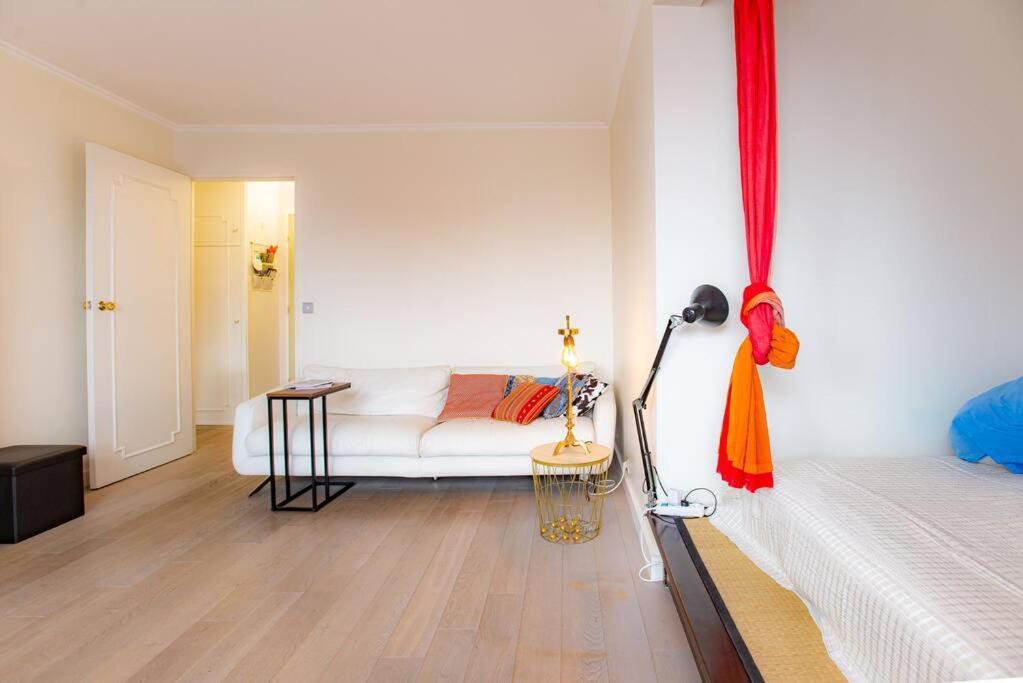 Studio With Balcony Париж Екстериор снимка